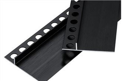 Melna apdare un grīdlīstes