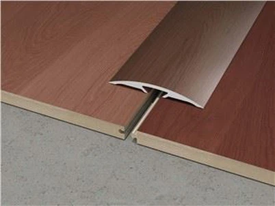 Paklāja un koka grīdas pārejas apdare